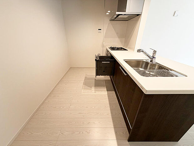 ☆大型のシステムキッチン☆対面式ですので家族と会話しながら楽しくクッキング!!