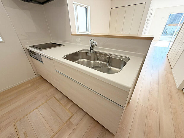 ☆大型のシステムキッチン☆対面式ですので家族と会話しながら楽しくクッキング！！