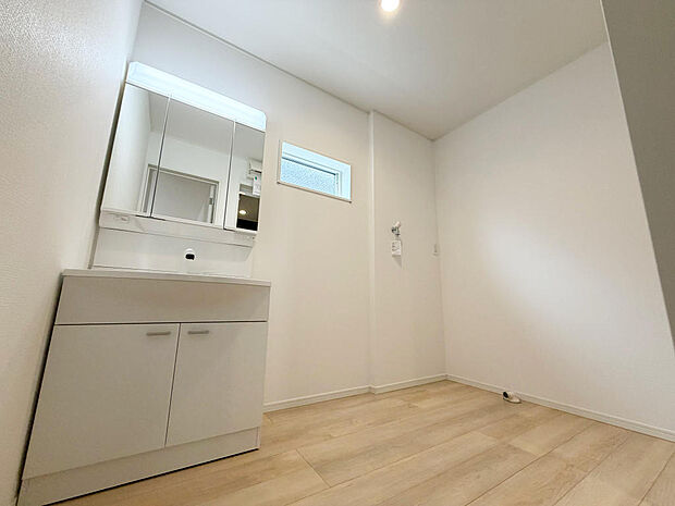 ☆白を基調とした清潔感溢れる洗面スペース☆清潔空間で気持ちよく1日の始まりを！！