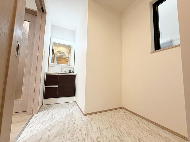 ☆白を基調とした清潔感溢れる洗面スペース☆清潔空間で気持ちよく1日の始まりを!!