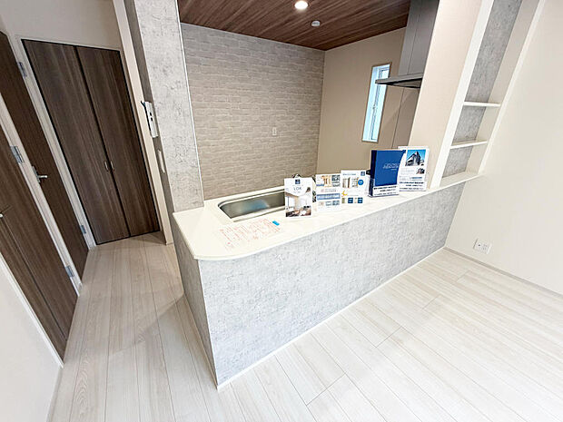 ☆大型のシステムキッチン☆対面式ですので家族と会話しながら楽しくクッキング！！