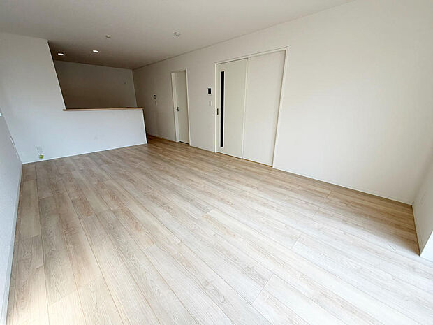 ☆大変明るいリビング☆広々した空間で家族との大切な時間をお過ごしください！！