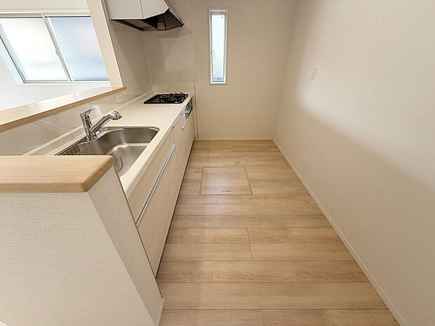 ☆大型のシステムキッチン☆対面式ですので家族と会話しながら楽しくクッキング！！