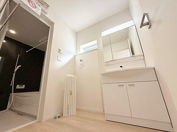 ☆白を基調とした清潔感溢れる洗面スペース☆清潔空間で気持ちよく1日の始まりを！！