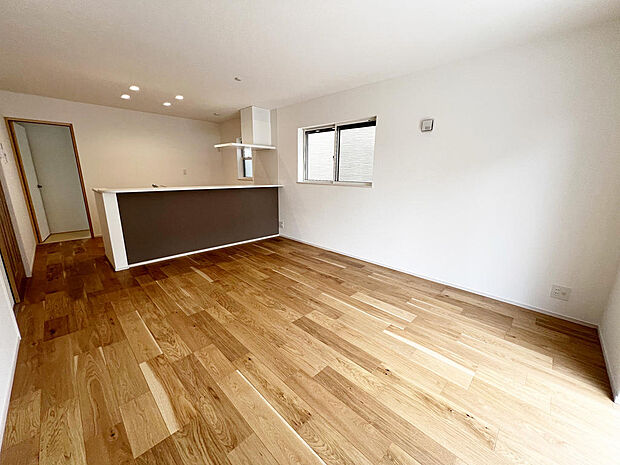 ☆大変明るいリビング☆広々した空間で家族との大切な時間をお過ごしください！！