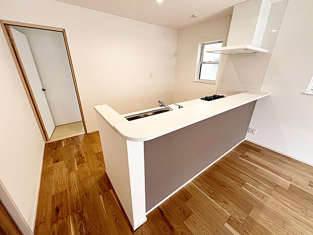 ☆大型のシステムキッチン☆対面式ですので家族と会話しながら楽しくクッキング！！