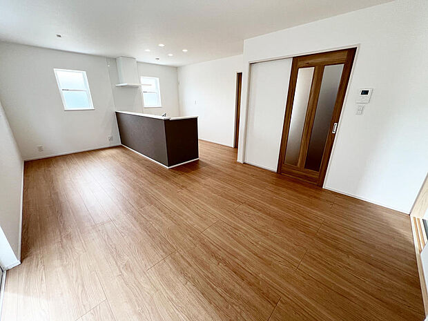 ☆大変明るいリビング☆広々した空間で家族との大切な時間をお過ごしください！！