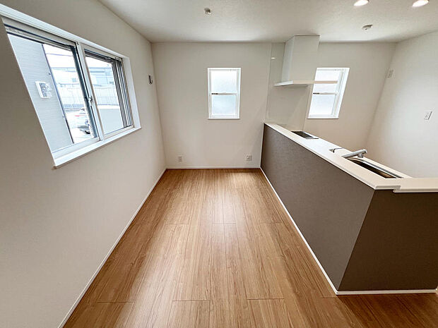 ☆大変明るいリビング☆広々した空間で家族との大切な時間をお過ごしください！！