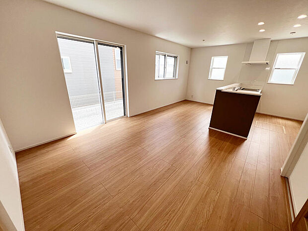 ☆大変明るいリビング☆広々した空間で家族との大切な時間をお過ごしください！！