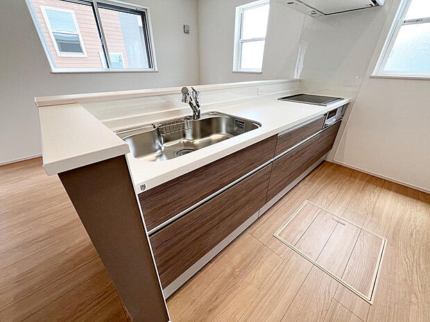☆大型のシステムキッチン☆対面式ですので家族と会話しながら楽しくクッキング！！