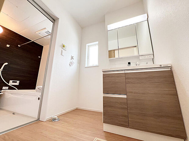 ☆白を基調とした清潔感溢れる洗面スペース☆清潔空間で気持ちよく1日の始まりを！！