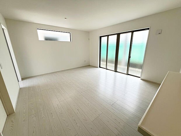 ☆大変明るいリビング☆広々した空間で家族との大切な時間をお過ごしください！！