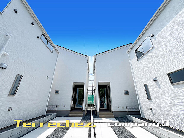 ☆現地外観写真☆Terrechez☆３号棟☆キレイな住宅街が完成☆ZEH水準省エネ住宅☆土地33坪☆「新田辺駅」徒歩12分☆ガレージ3台☆前道６ｍ☆小・中学校まで徒歩11分圏内☆