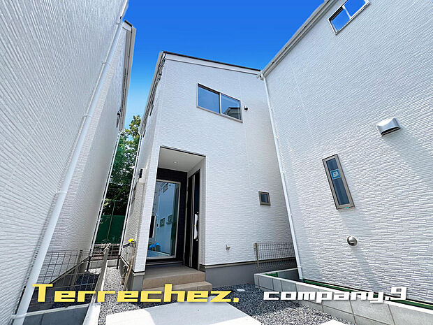 ☆現地外観写真☆Terrechez☆５号棟☆キレイな住宅街が完成☆ZEH水準省エネ住宅☆土地35坪☆「新田辺駅」徒歩12分☆ガレージ3台☆前道６ｍ☆小・中学校まで徒歩11分圏内☆