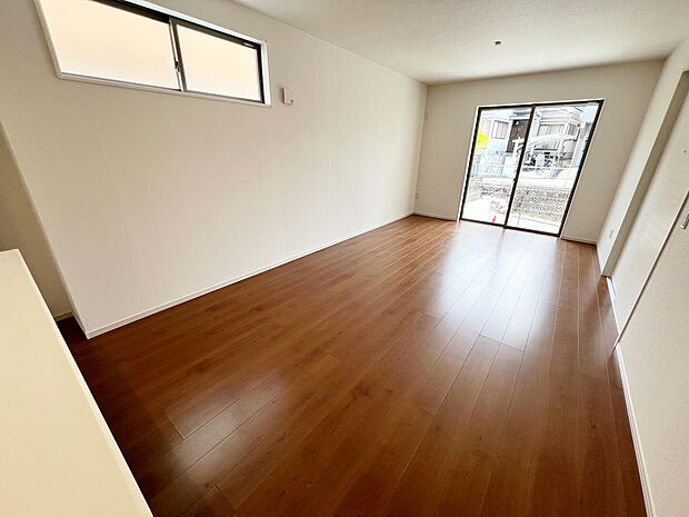 ☆大変明るいリビング☆広々した空間で家族との大切な時間をお過ごしください！！