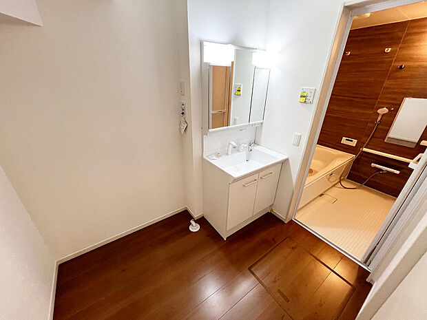 ☆白を基調とした清潔感溢れる洗面スペース☆清潔空間で気持ちよく1日の始まりを！！