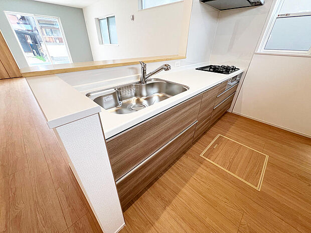 ☆大型のシステムキッチン☆対面式ですので家族と会話しながら楽しくクッキング！！