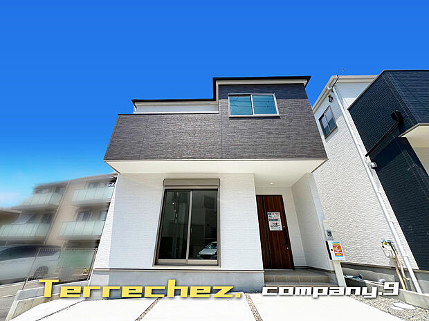 ☆現地外観写真☆Terrechez☆１号棟☆角地で開放感のある住宅☆「石切駅」徒歩８分☆土地29坪☆日当たり良好☆閑静な住宅街☆WIC・食洗機☆南面バルコニー☆前道4.5ｍ☆