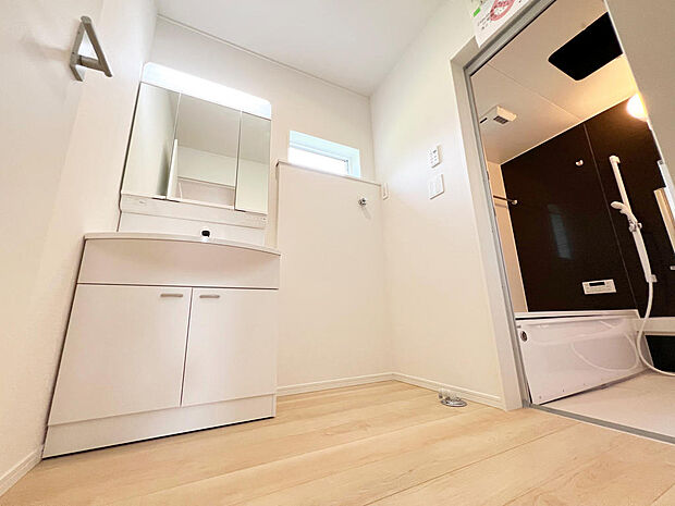 ☆白を基調とした清潔感溢れる洗面スペース☆清潔空間で気持ちよく1日の始まりを！！