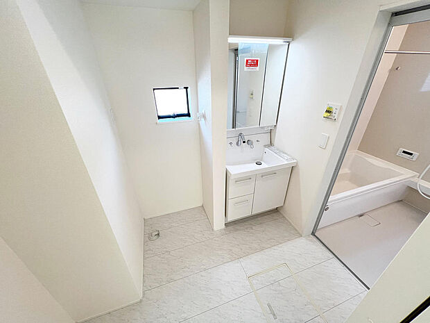 ☆白を基調とした清潔感溢れる洗面スペース☆清潔空間で気持ちよく1日の始まりを！！