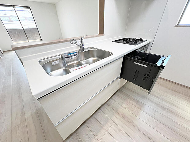 ☆大型のシステムキッチン☆対面式ですので家族と会話しながら楽しくクッキング！！