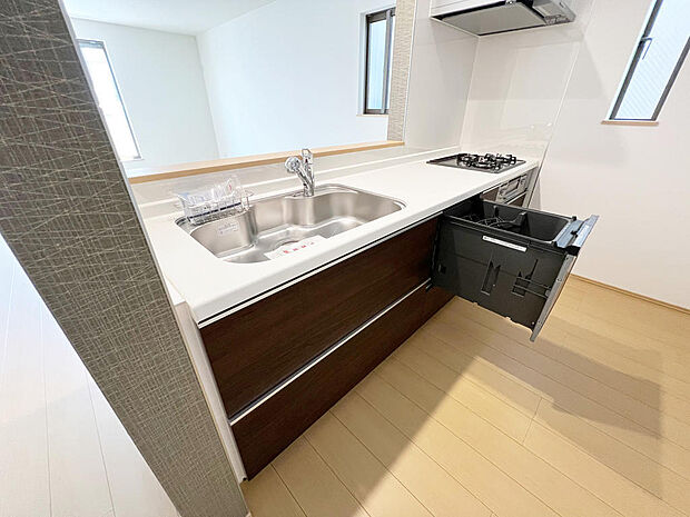 ☆大型のシステムキッチン☆対面式ですので家族と会話しながら楽しくクッキング！！