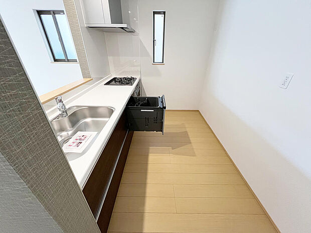 ☆大型のシステムキッチン☆対面式ですので家族と会話しながら楽しくクッキング！！