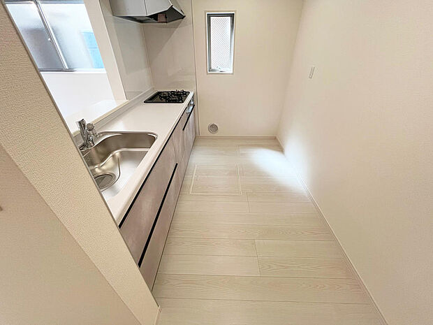 ☆大型のシステムキッチン☆対面式ですので家族と会話しながら楽しくクッキング！！