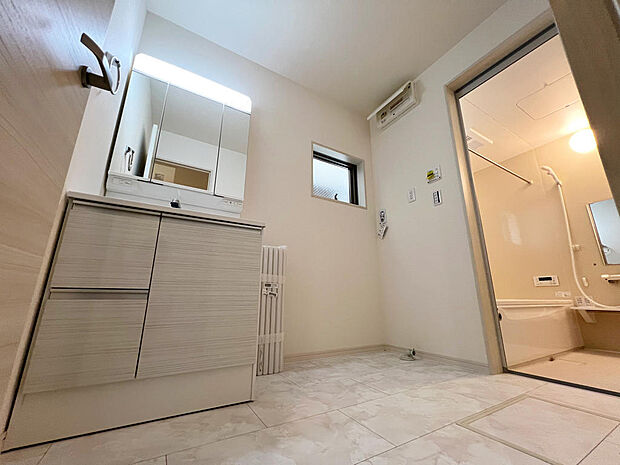 ☆白を基調とした清潔感溢れる洗面スペース☆清潔空間で気持ちよく1日の始まりを！！