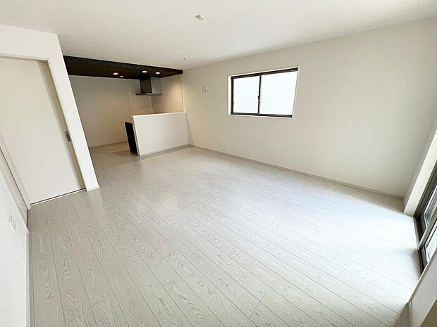 ☆大変明るいリビング☆広々した空間で家族との大切な時間をお過ごしください！！