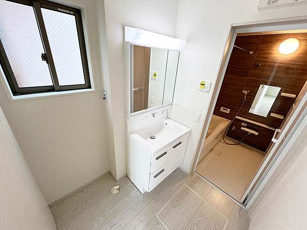 ☆白を基調とした清潔感溢れる洗面スペース☆清潔空間で気持ちよく1日の始まりを！！