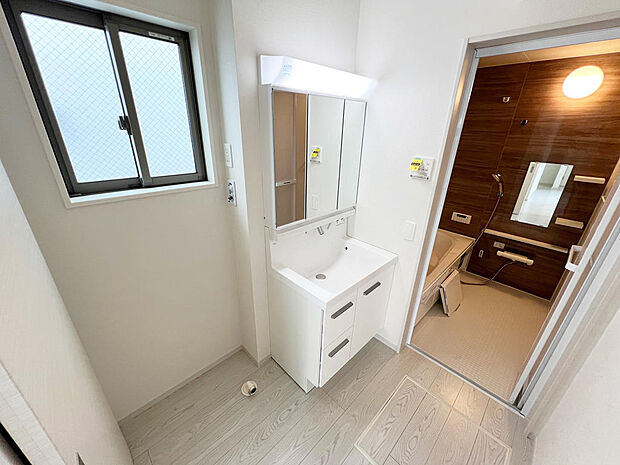 ☆白を基調とした清潔感溢れる洗面スペース☆清潔空間で気持ちよく1日の始まりを！！