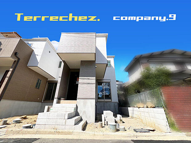 ☆現地外観写真☆Terrechez☆２号棟☆子育てに適した住環境☆土地25坪☆日当たり良好☆閑静な住宅街☆DEN・WIC・食洗機☆南面バルコニー☆小・中学校まで徒歩10分圏内☆前道４ｍ☆