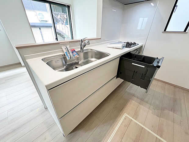 ☆大型のシステムキッチン☆対面式ですので家族と会話しながら楽しくクッキング！！