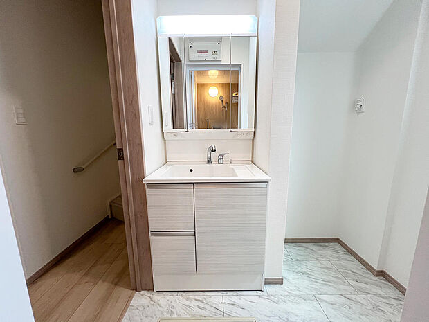 ☆白を基調とした清潔感溢れる洗面スペース☆清潔空間で気持ちよく1日の始まりを！！