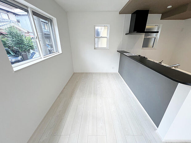 ☆大変明るいリビング☆広々した空間で家族との大切な時間をお過ごしください！！