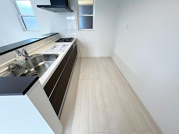 ☆大型のシステムキッチン☆対面式ですので家族と会話しながら楽しくクッキング！！