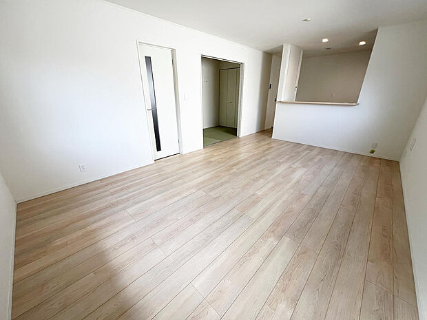 ☆大変明るいリビング☆広々した空間で家族との大切な時間をお過ごしください！！