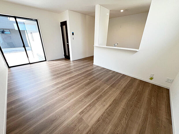 ☆大変明るいリビング☆広々した空間で家族との大切な時間をお過ごしください！！