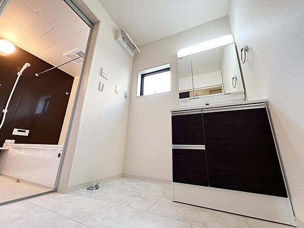 ☆白を基調とした清潔感溢れる洗面スペース☆清潔空間で気持ちよく1日の始まりを！！