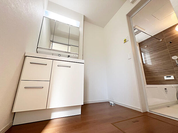 ☆白を基調とした清潔感溢れる洗面スペース☆清潔空間で気持ちよく1日の始まりを！！