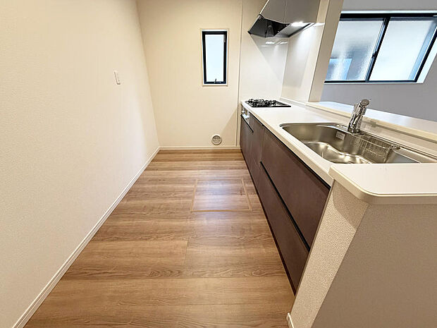 ☆大型のシステムキッチン☆対面式ですので家族と会話しながら楽しくクッキング！！