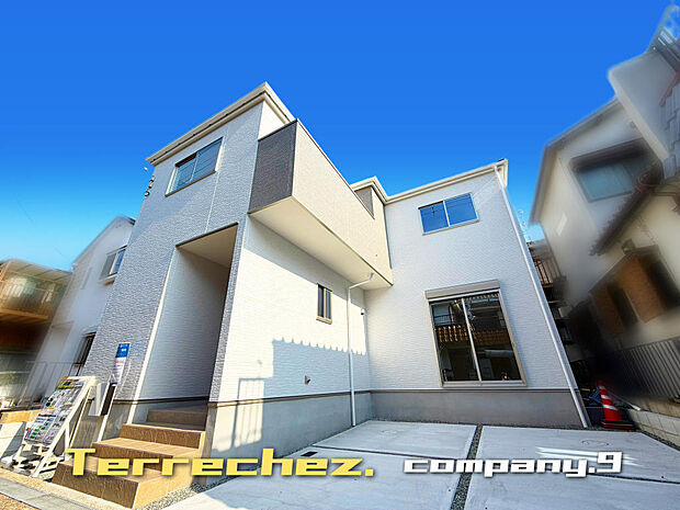 ☆現地外観写真☆Terrechez☆ほっこりとした街並☆土地30坪☆「交野市駅」徒歩13分☆車２台OK☆日当たり良好☆LDK18.7帖☆WIC・食洗機☆南面バルコニー☆前道4.7ｍ☆