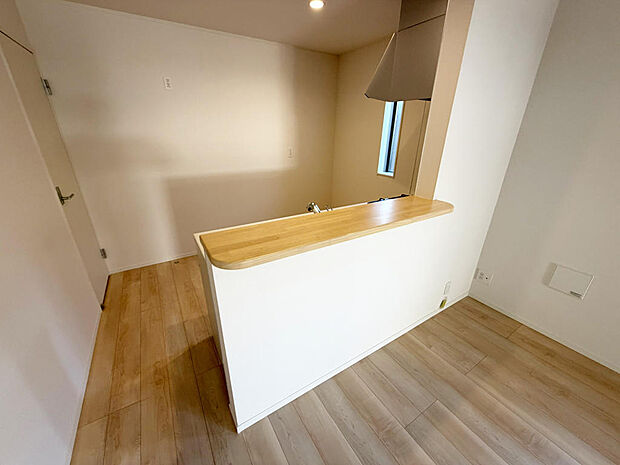 ☆大型のシステムキッチン☆対面式ですので家族と会話しながら楽しくクッキング！！