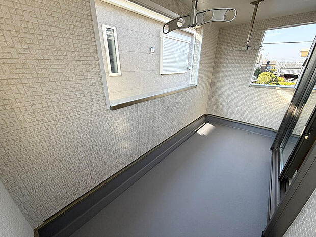 ☆インナーバルコニー☆テーブルを置いてティータイムもいいかも！雨の日も安心！！