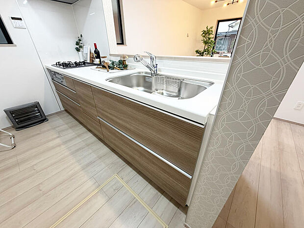 ☆大型のシステムキッチン☆対面式ですので家族と会話しながら楽しくクッキング！！