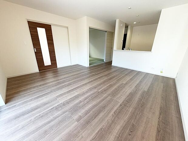 ☆大変明るいリビング☆広々した空間で家族との大切な時間をお過ごしください!!