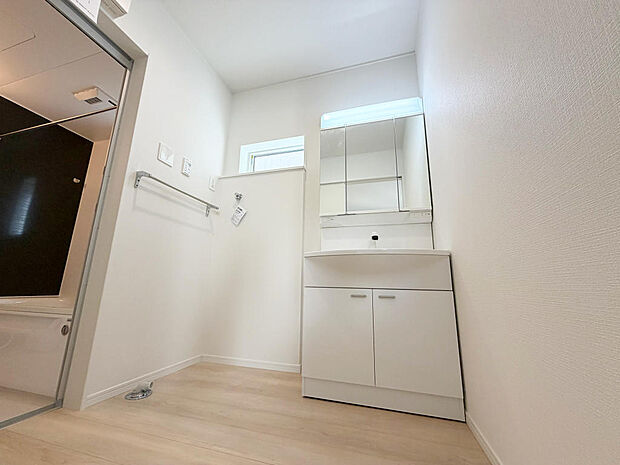 ☆白を基調とした清潔感溢れる洗面スペース☆清潔空間で気持ちよく1日の始まりを!!