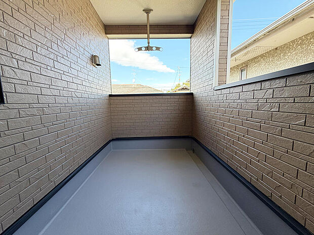 ☆インナーバルコニー☆テーブルを置いてティータイムもいいかも!雨の日も安心!!