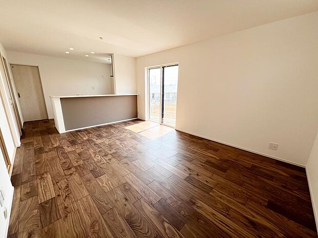 ☆大変明るいリビング☆広々した空間で家族との大切な時間をお過ごしください!!